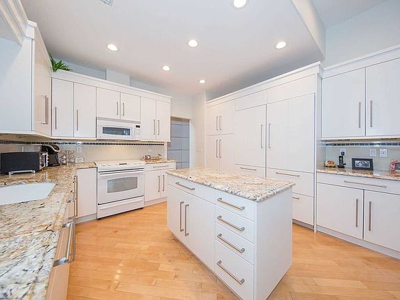 4th image of 35 Hamlet Dr