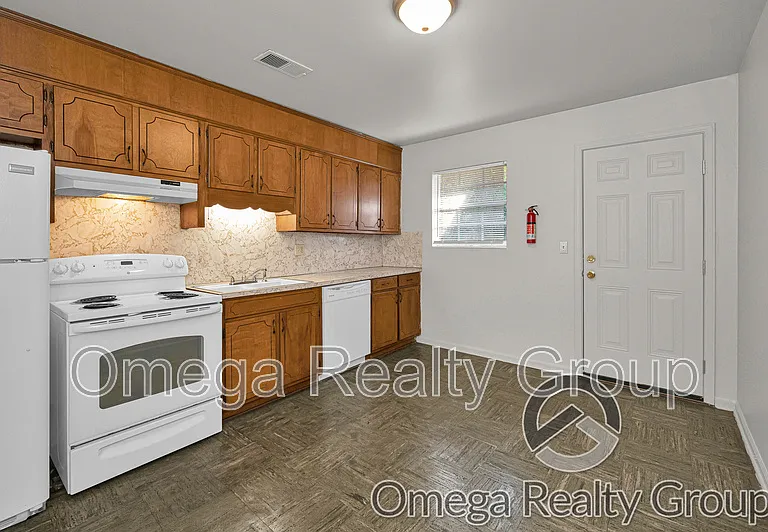 2020 High School Rd #H — Photo 8