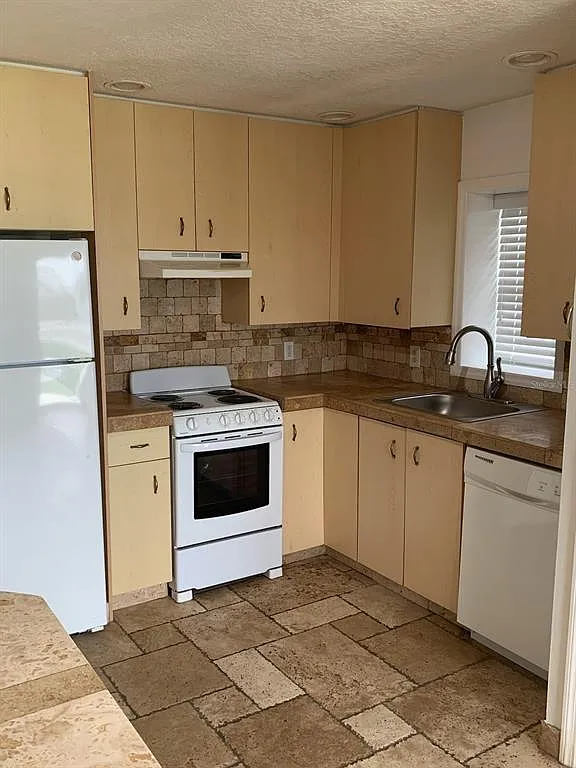 2 bed, 1.0 bath, 700 sqft, $1,800 — Photo 2