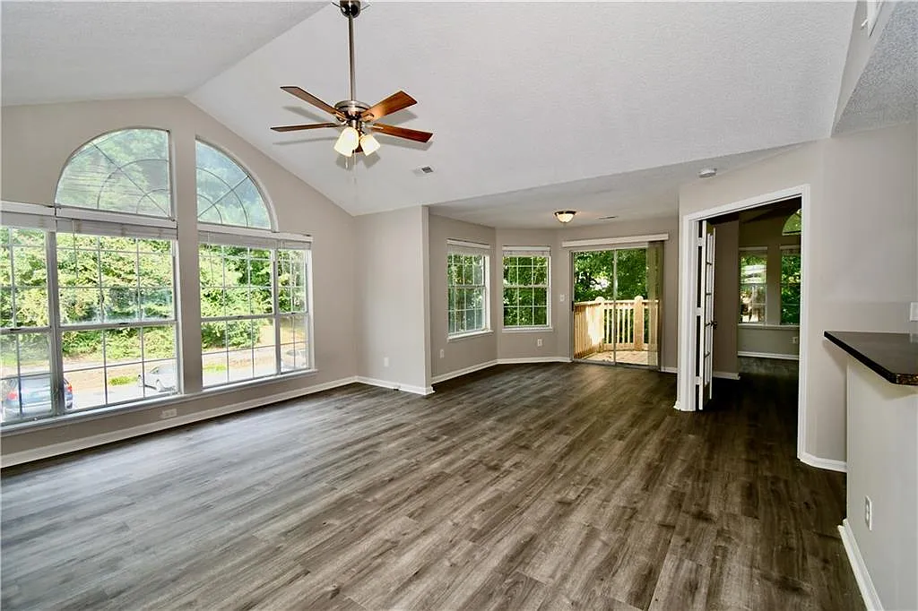 3 bed, 2.0 bath, 950 sqft, $1,825 — Photo 3