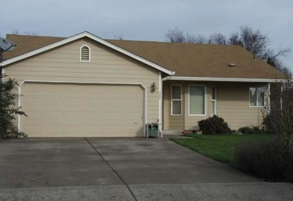 Beautiful 3 BD/2BA Ranch Style Home in Desirable Battle Ground location! Pets Welcome! — Photo 2