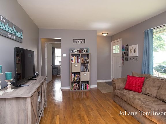 4th image of 1350 Oaklawn St NE