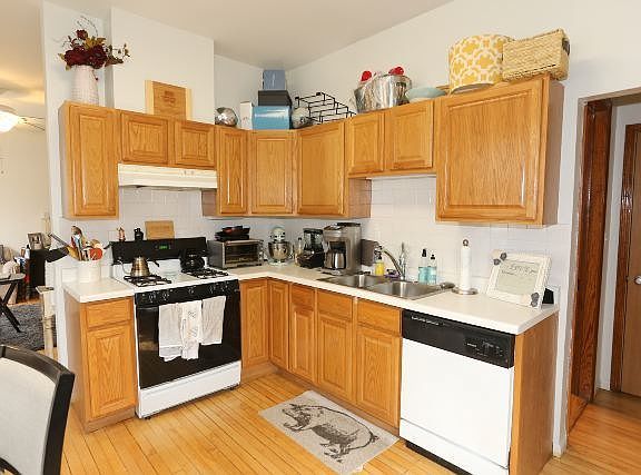 2nd image of 3301 N Hoyne Ave APT 01F