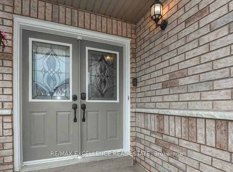 17 Fallstar Cres — Photo 2