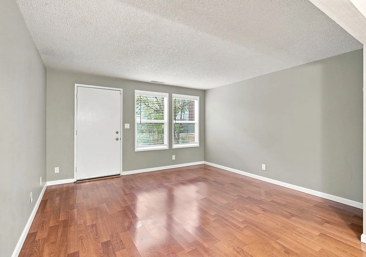 Two bedroom, 1.5 bathroom Ashland townhouse | Available now — Photo 4