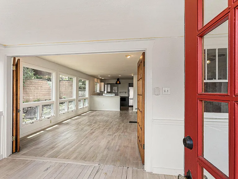 1099 Gilbert St — Photo 9