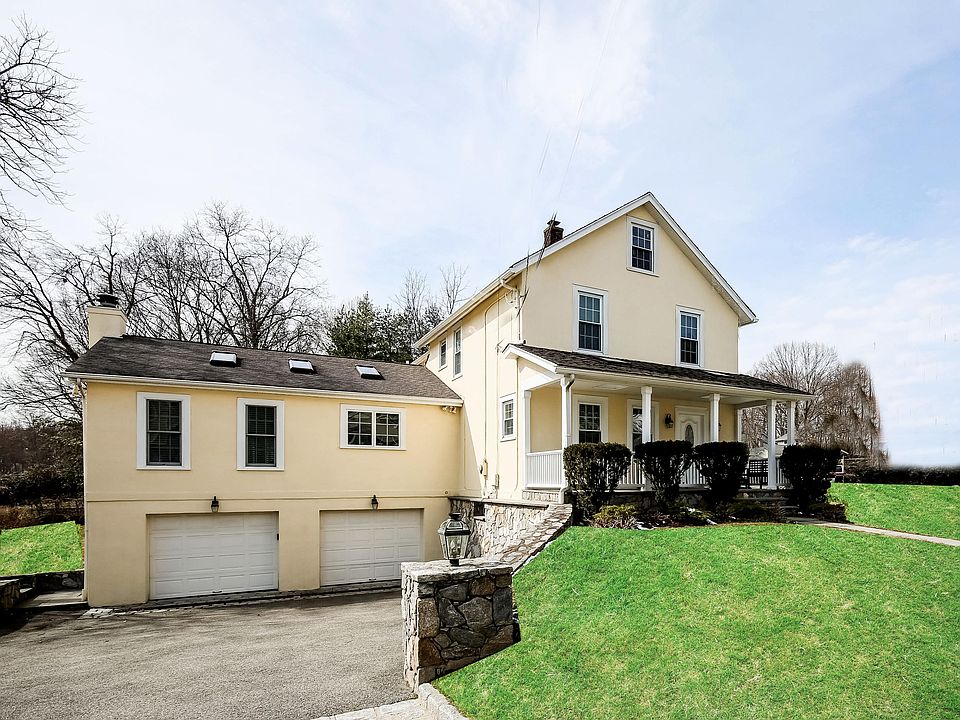 14 New Street~ Many Updates~ Large Property