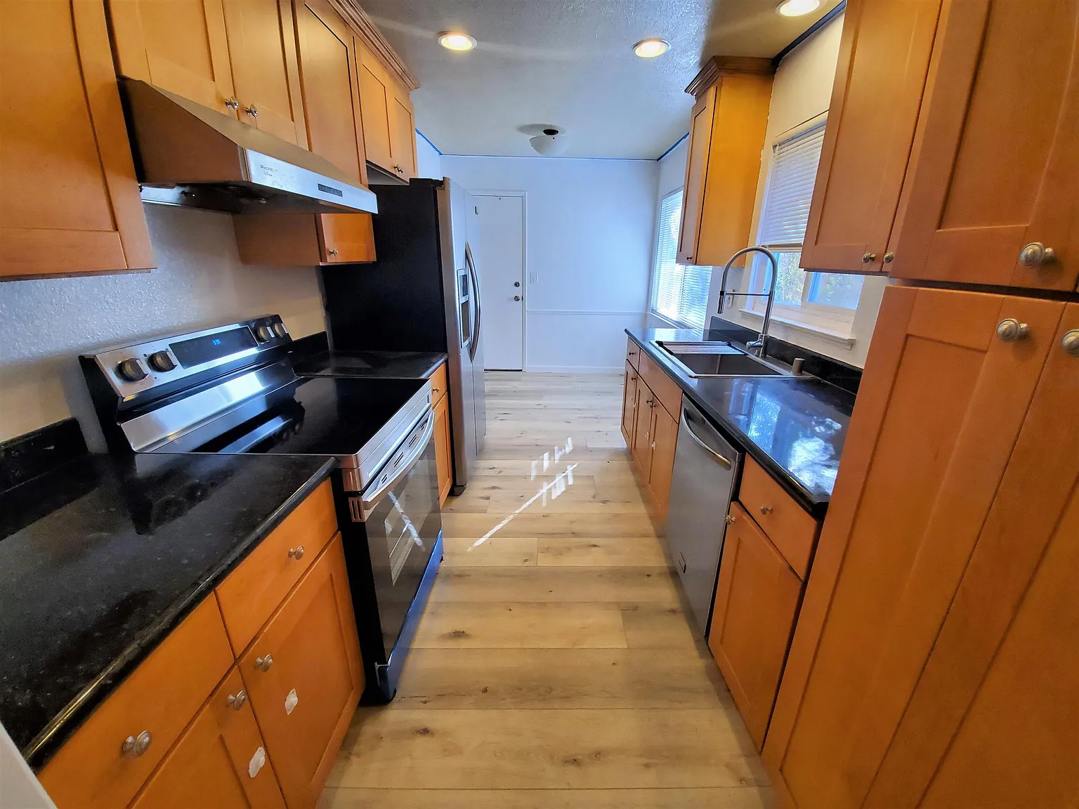3 bed, 1392 sqft, $5,300 — Photo 4