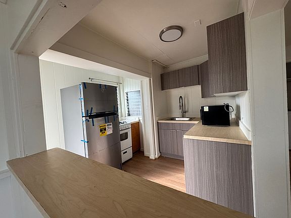 3rd image of 727 Spencer St #3