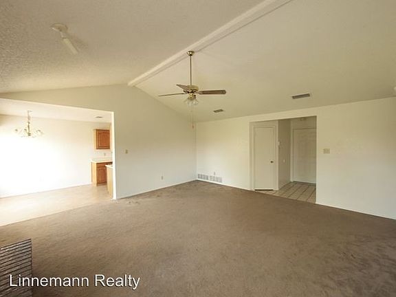 4th image of 2011 Meadowbrook Dr