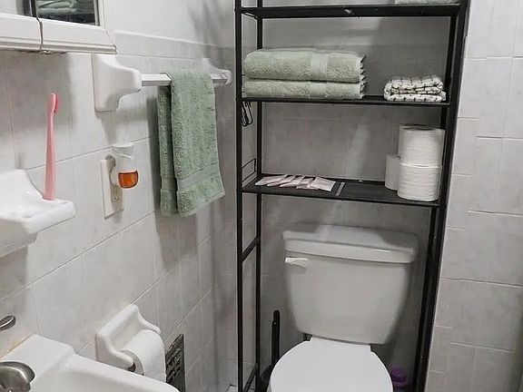 5th image of 209 24th St APT 2R