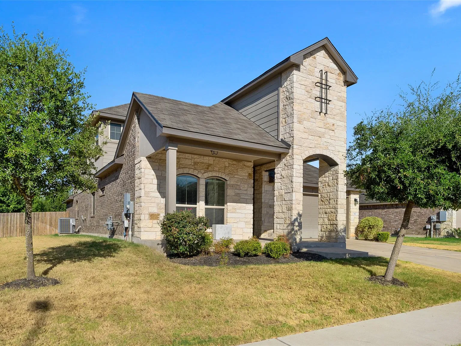 4 bed, 3.0 bath, 2653 sqft, $2,700 — Photo 1