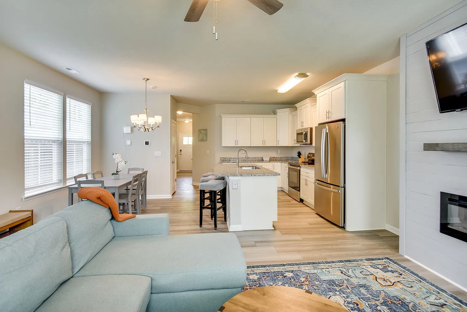 3 bed, 2.0 bath, 1496 sqft, $4,120 — Photo 3