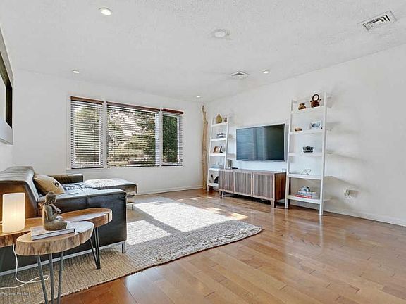 3rd image of 642 Monmouth Ave
