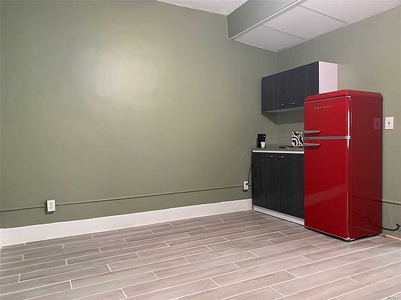 3rd image of 116 Lindell Blvd #7
