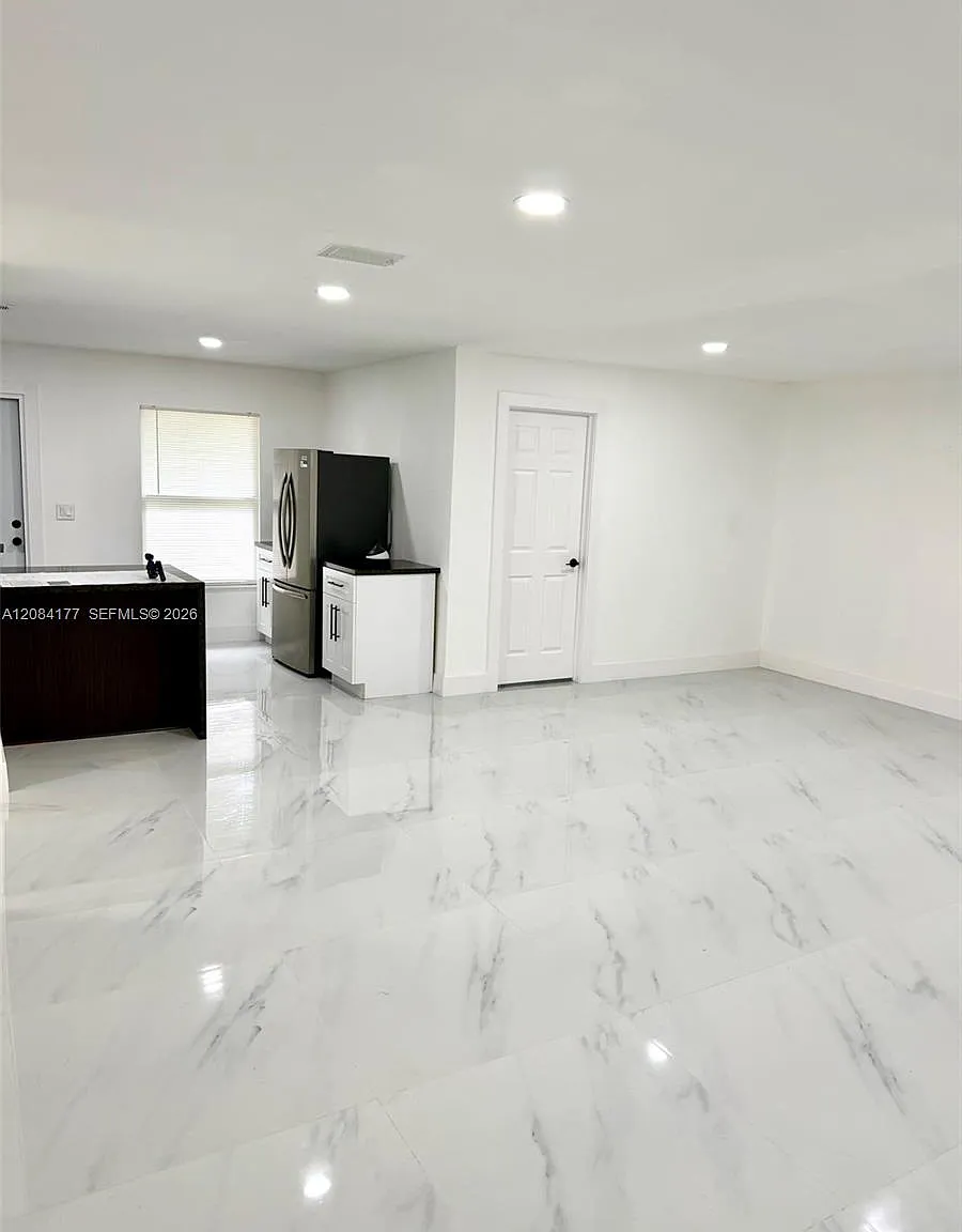 3 bed, 957 sqft, $3,200 — Photo 3