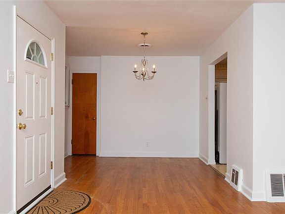 The dining room is 10 x 10.