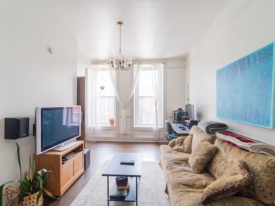 1st image of 2811 N Lincoln Ave