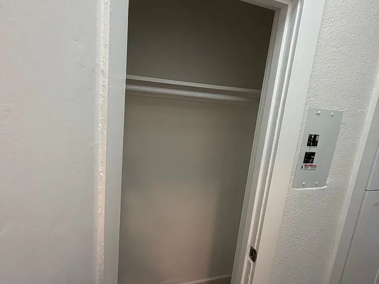 South LA Urban Apartments — Photo 10