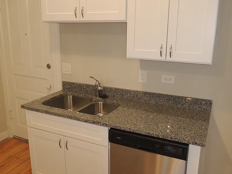 2154 N Maplewood Ave #1F — Photo 6
