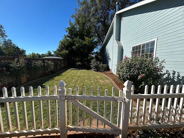 1661 Manzanita Ave — Photo 43