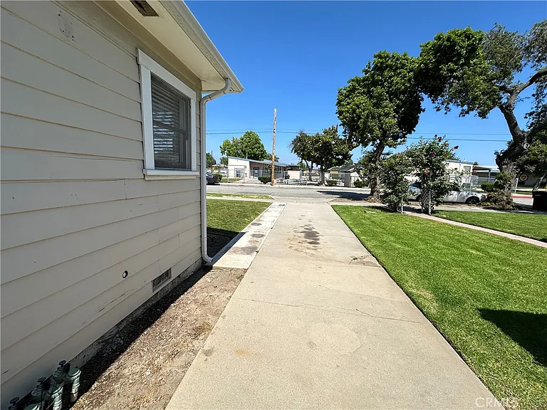 210 S Bush St — Photo 6