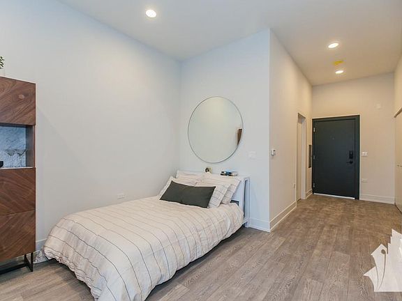4th image of 847 N Larrabee St #303