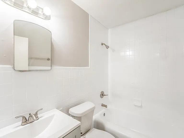 1612165_029_bathroom_13335990.jpg
