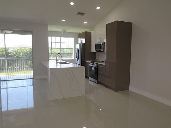 5th image of 6592 Villa Sonrisa Dr APT 1020