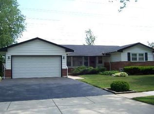 561 Walnut Ln, Elk Grove Village, IL 60007