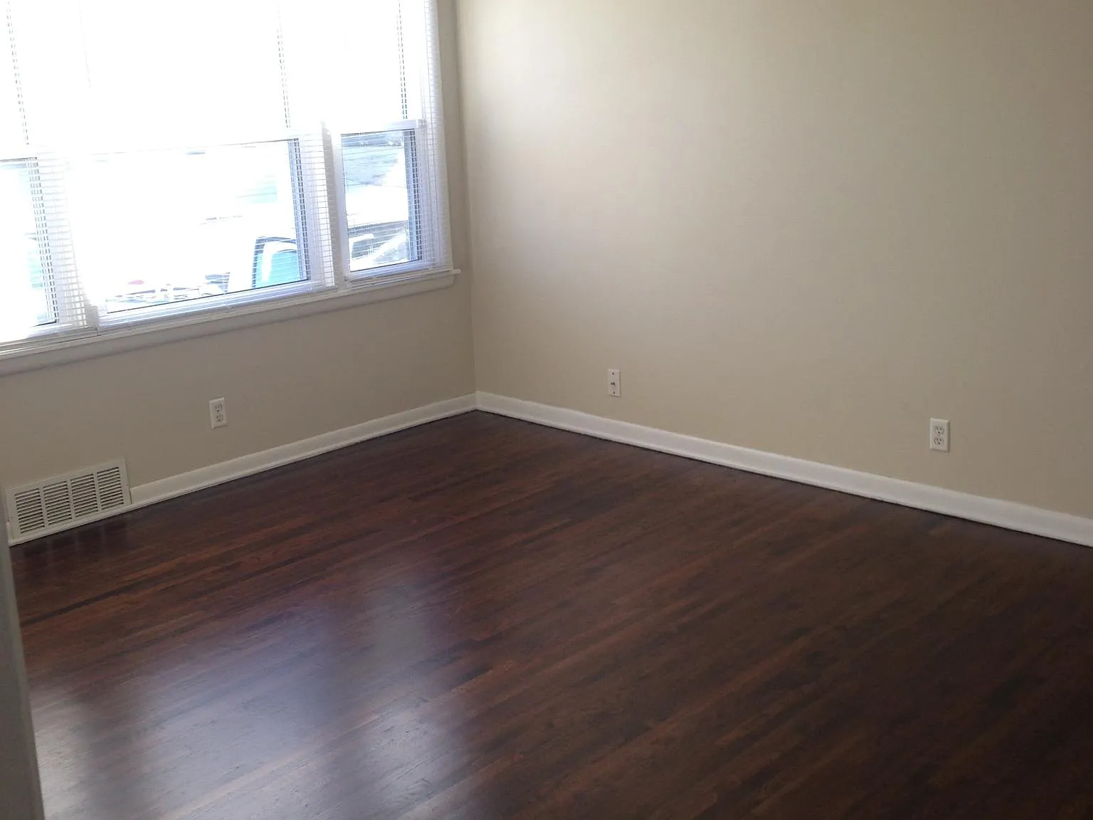 3 bed, 950 sqft, $1,125 — Photo 2