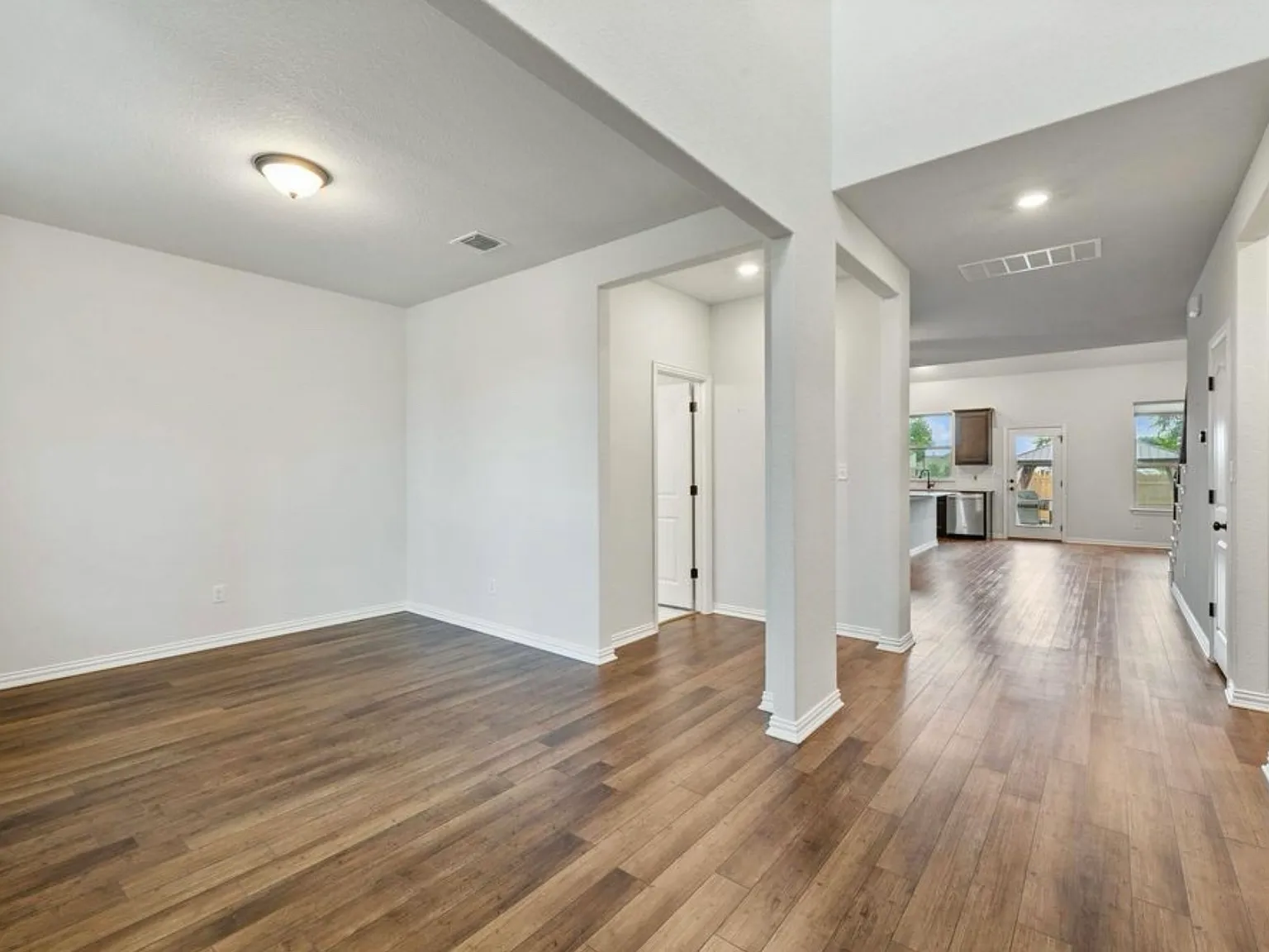 4 bed, 2.5 bath, 2529 sqft, $2,700 — Photo 2