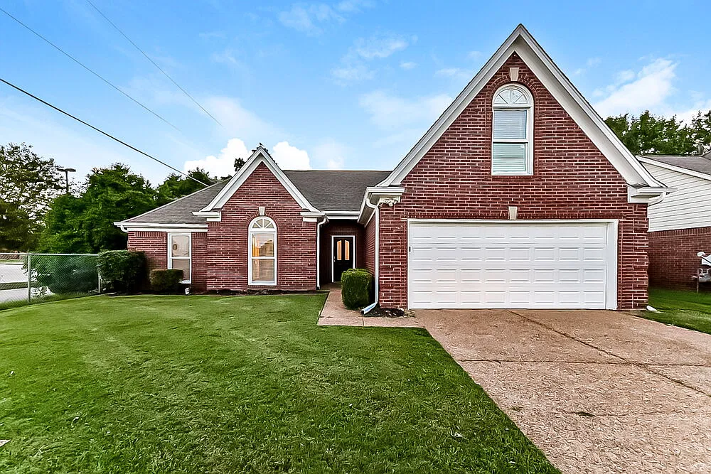3 bed, 2.0 bath, 1834 sqft, $1,930 — Photo 1