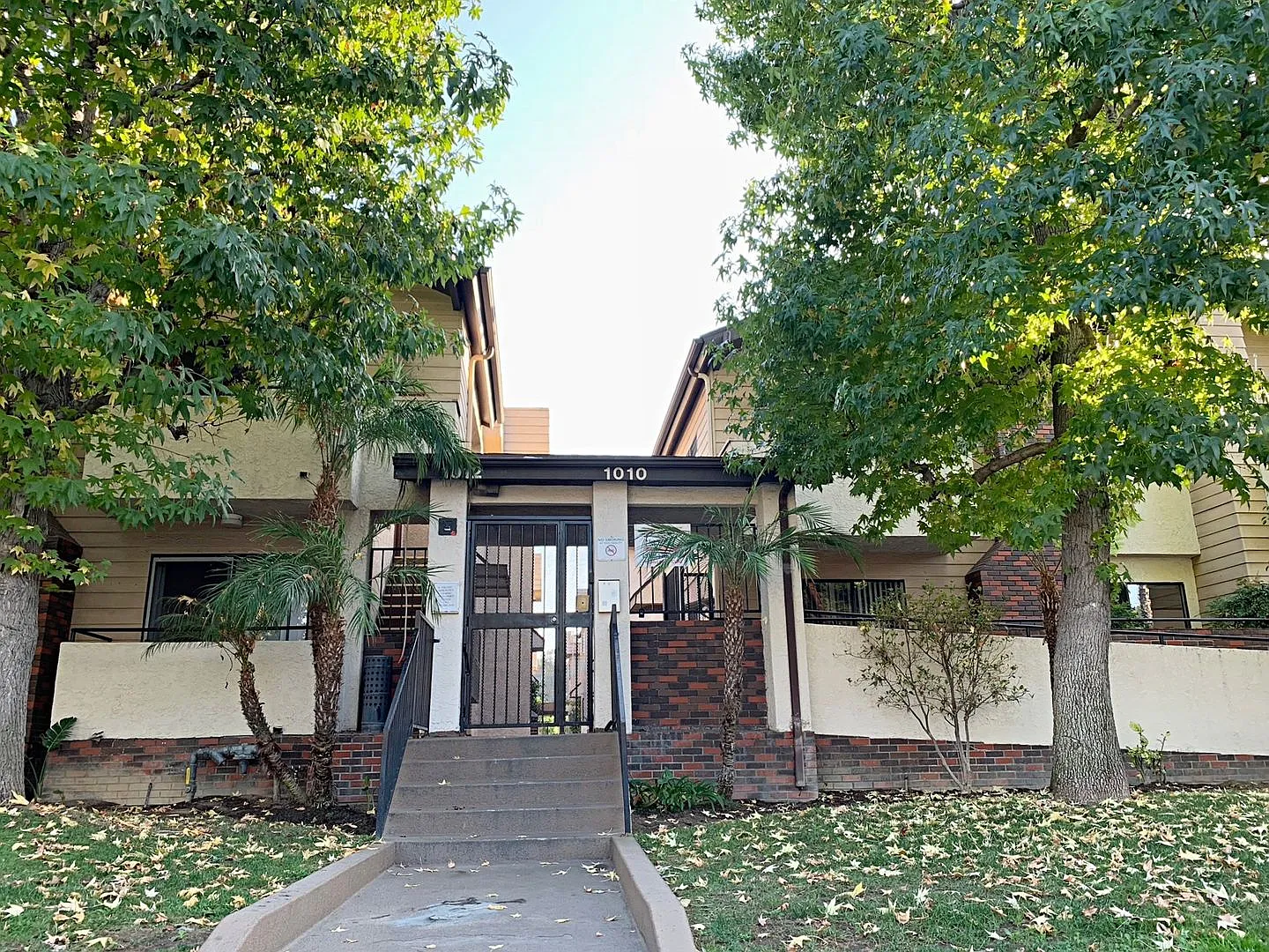 1010-1012 E Acacia Ave — Photo 2