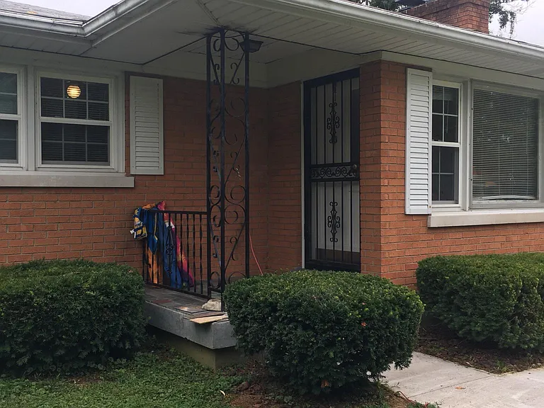 I'm Home !! Welcome your guests on the covered front porch