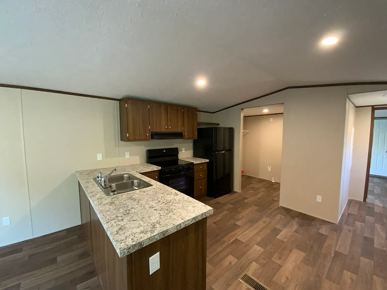 3 bed, 1064 sqft, $1,300 — Photo 4