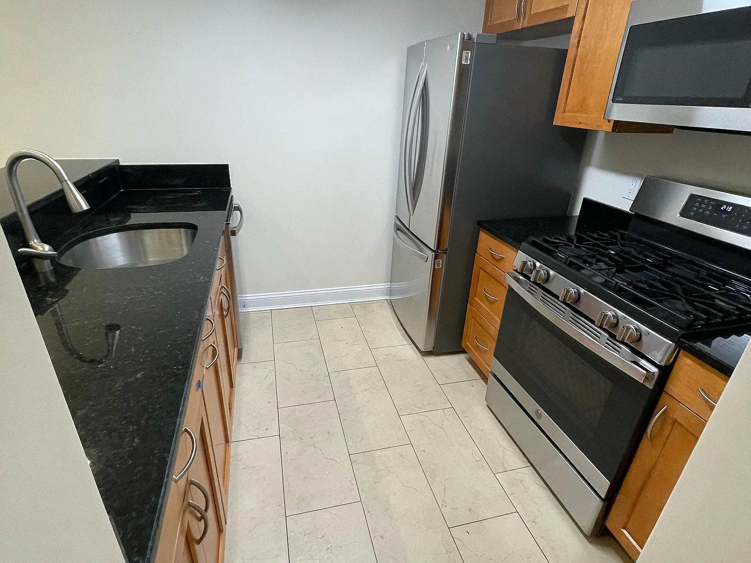 2 bed, 2.5 bath, 984 sqft, $4,015 — Photo 3