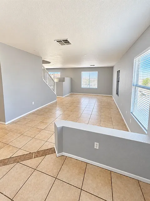 5 bed, 3.5 bath, 2204 sqft, $2,200 — Photo 2