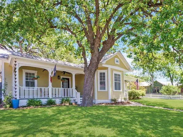 408 E Orchard St, Fredericksburg, TX 78624