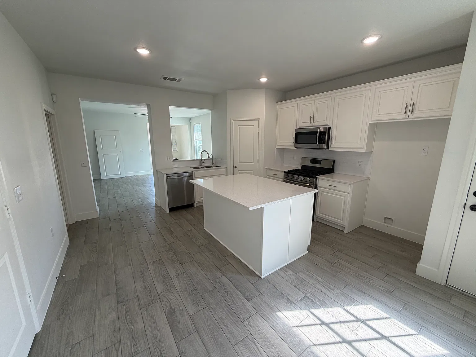 3 bed, 1470 sqft, $2,100 — Photo 2
