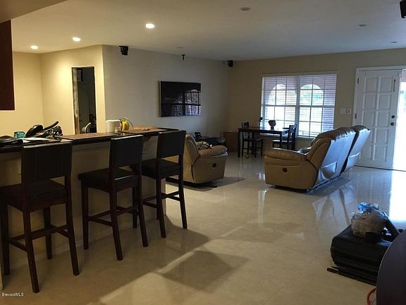 kitchen bar/living rm