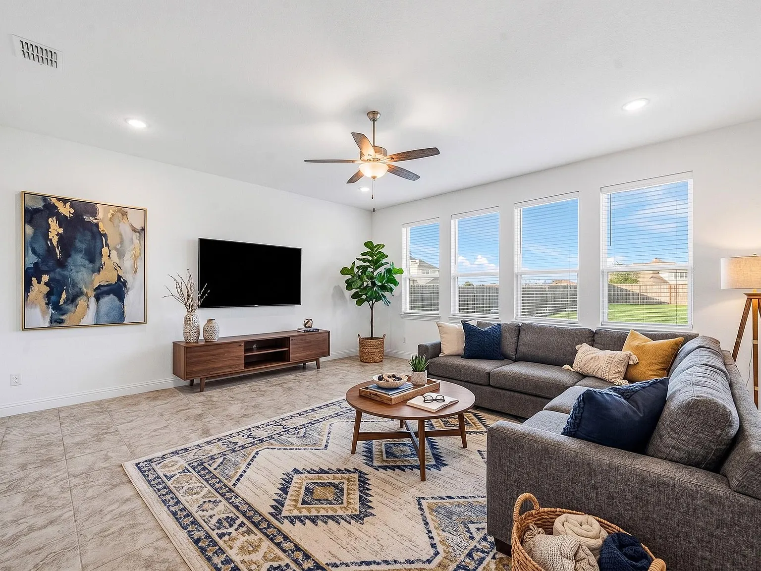 4 bed, 2.5 bath, 2739 sqft, $2,700 — Photo 3