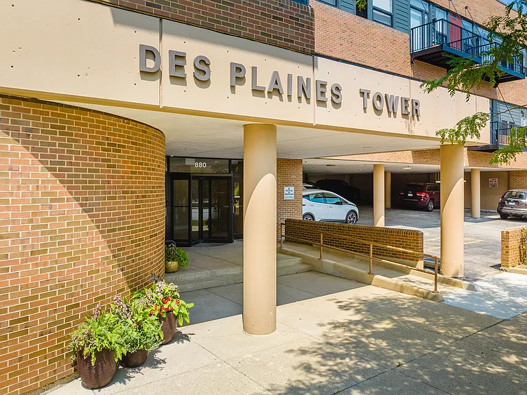 Des Plaines Tower — Photo 25