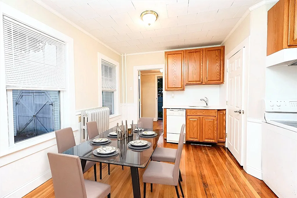 3 bed, 1.0 bath, 1024 sqft, $2,995 — Photo 3