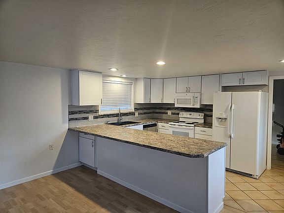 Kitchen with breakfaast bar