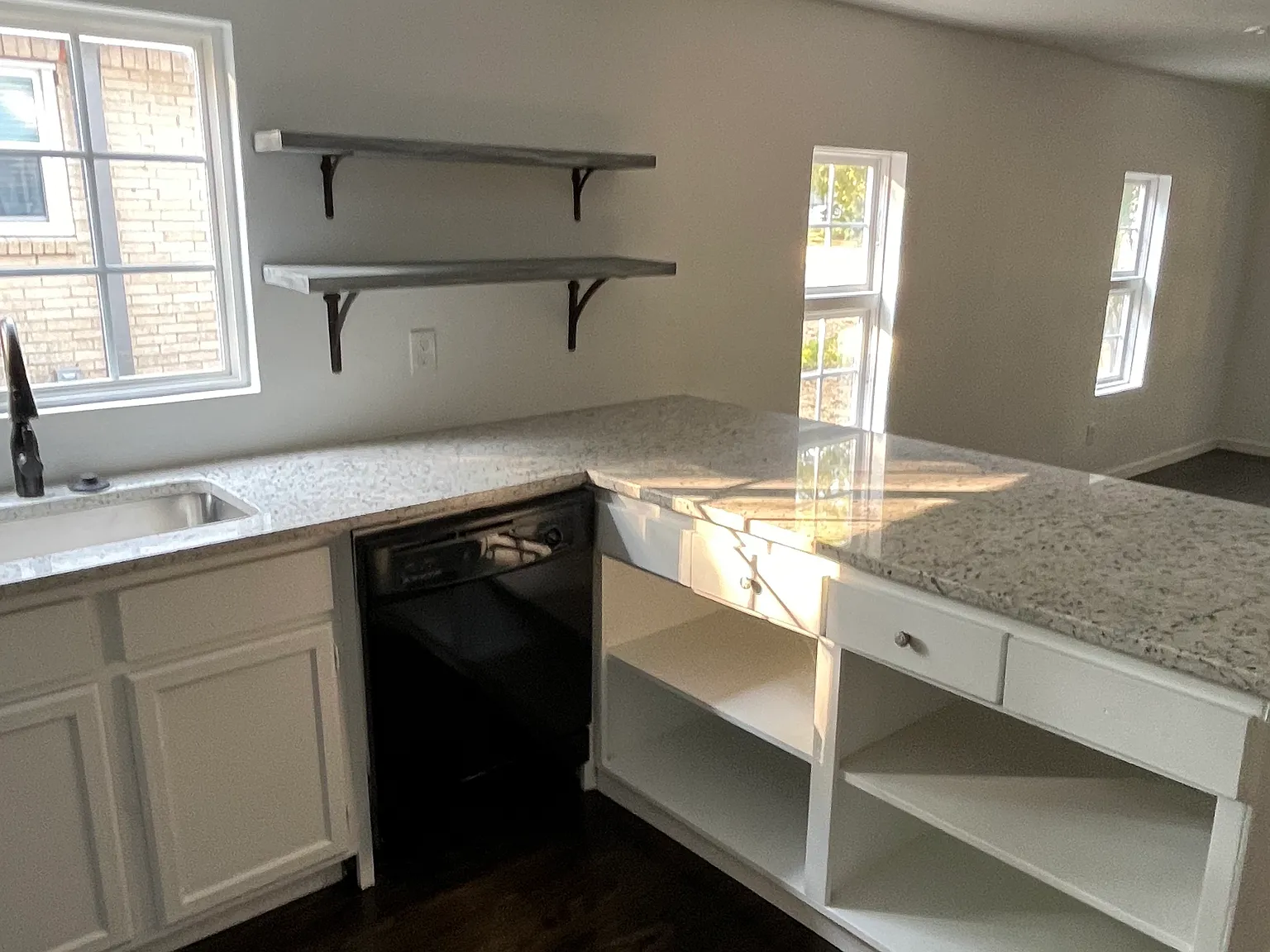 3 bed, 1000 sqft, $1,600 — Photo 3