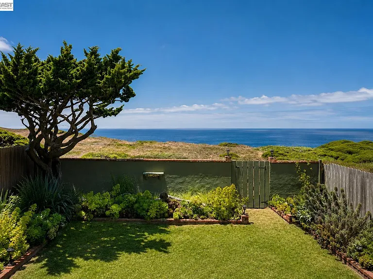 Palisades Dr — Photo 1