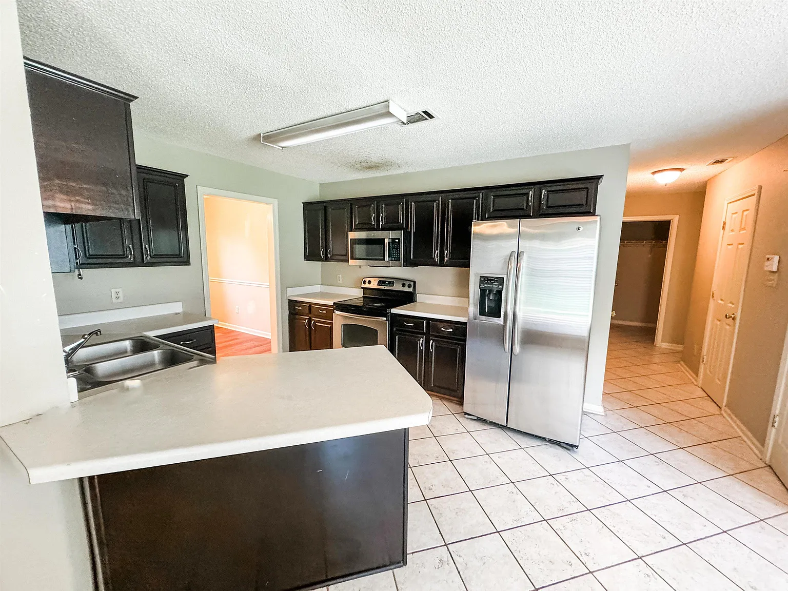 3 bed, 2.5 bath, 2197 sqft, $2,600 — Photo 4