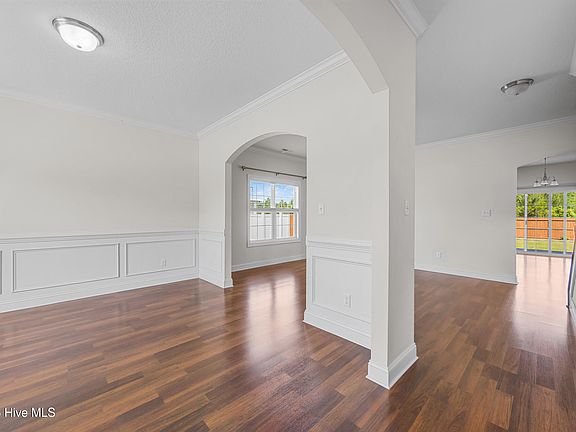 4th image of 427 Worsley Way