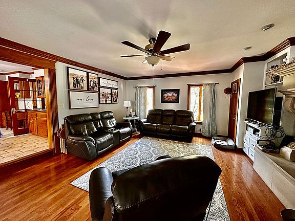 3rd image of 112 Chestnut Dr